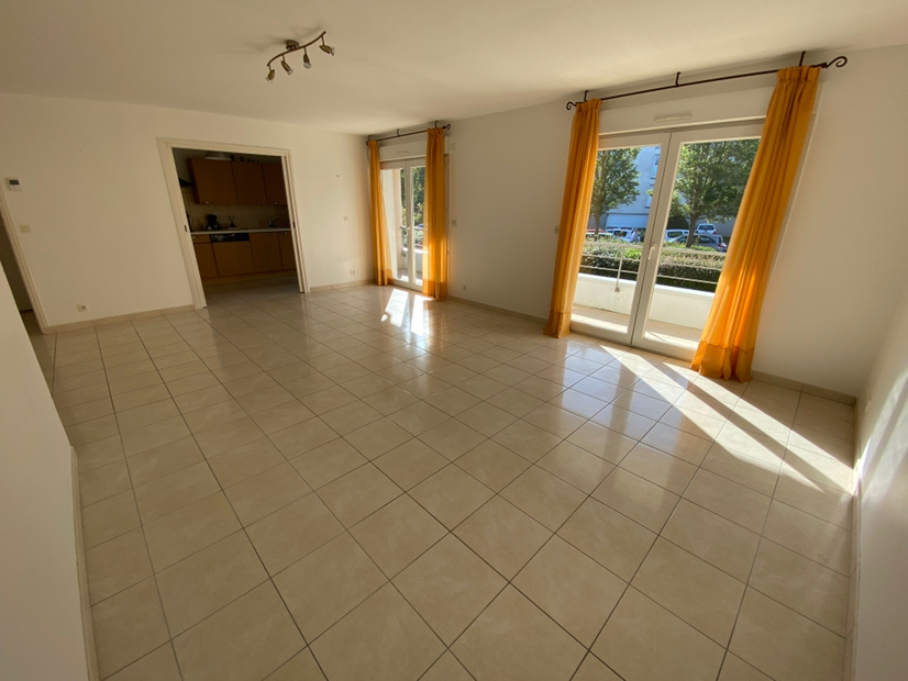 GRAND APPARTEMENT T.3 sur AURAY avec terrasse, garage et parking. GRAND APPARTEMENT T.3 sur AURAY avec terrasse, garage et parking.