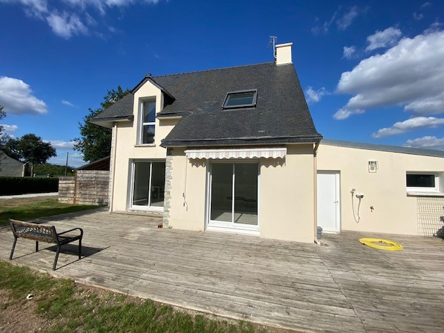 MAISON à PLUMERGAT avec 3 chambres et un grand terrain. MAISON à PLUMERGAT avec 3 chambres et un grand terrain.