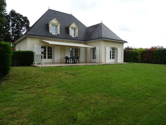 A VENDRE A PONTIVY BRETAGNE MORBIHAN PROCHE CENTRE VILLE ET PROCHE CENTRE E.LECLERCDANS UN QUARTIER TRES PRISE AVEC ACCES RAPIDE AUX COMMERCES MAISON T7 DE 160 M² AVEC 5 CHAMBRES, TERRAIN DE 1067 M². A VENDRE A PONTIVY BRETAGNE MORBIHAN PROCHE CENTRE VILLE ET PROCHE CENTRE E.LECLERCDANS UN QUARTIER TRES PRISE AVEC ACCES RAPIDE AUX COMMERCES MAISON T7 DE 160 M² AVEC 5 CHAMBRES, TERRAIN DE 1067 M².