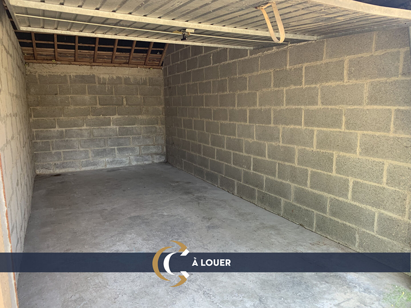A LOUER - DOL DE BRETAGNE - GARAGE - 18m² A LOUER - DOL DE BRETAGNE - GARAGE - 18m²