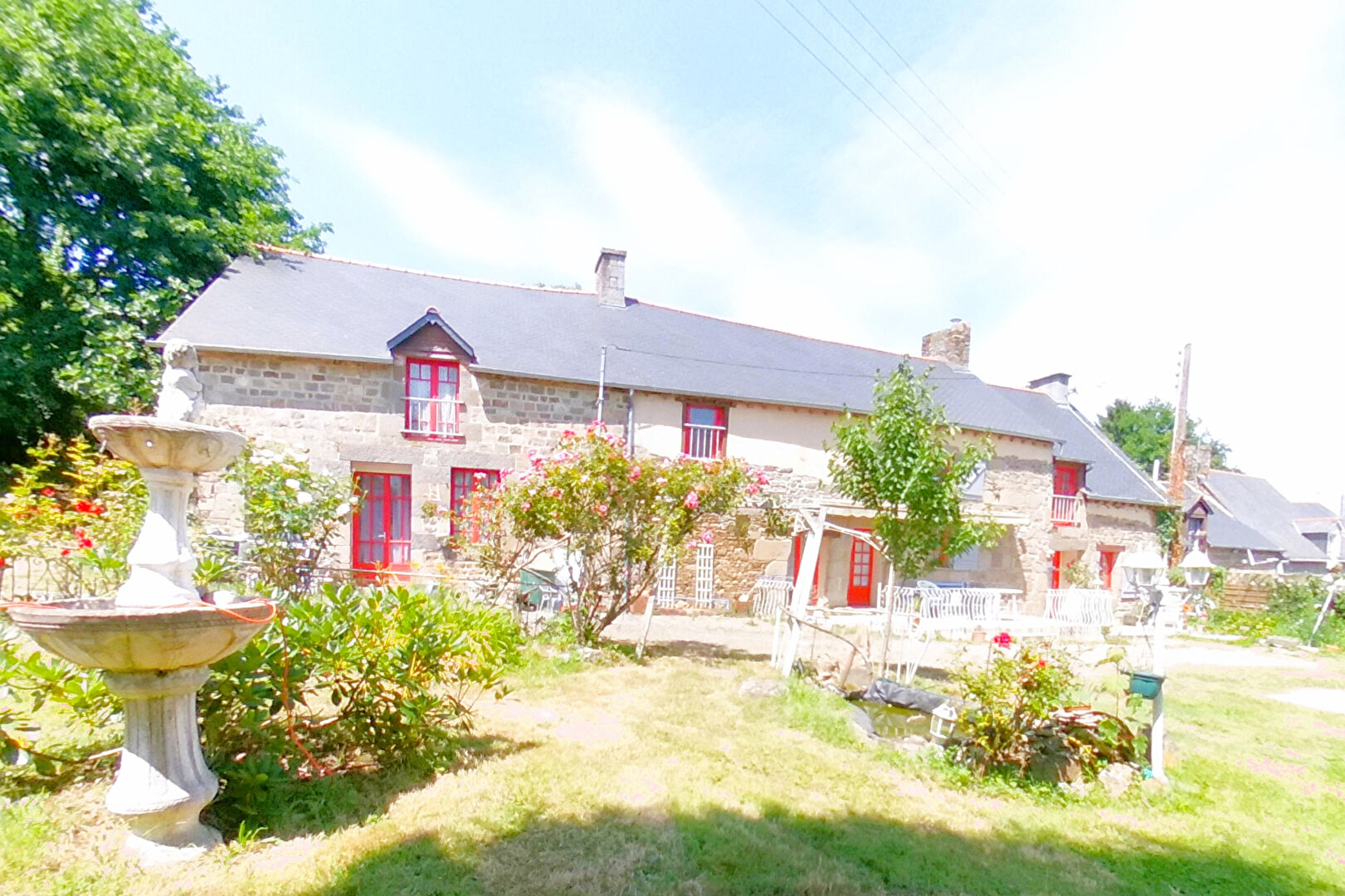 Cuguen Élégante longère en pierre de 176 m² établie sur un terrain de 1700 m². Cuguen Élégante longère en pierre de 176 m² établie sur un terrain de 1700 m².
