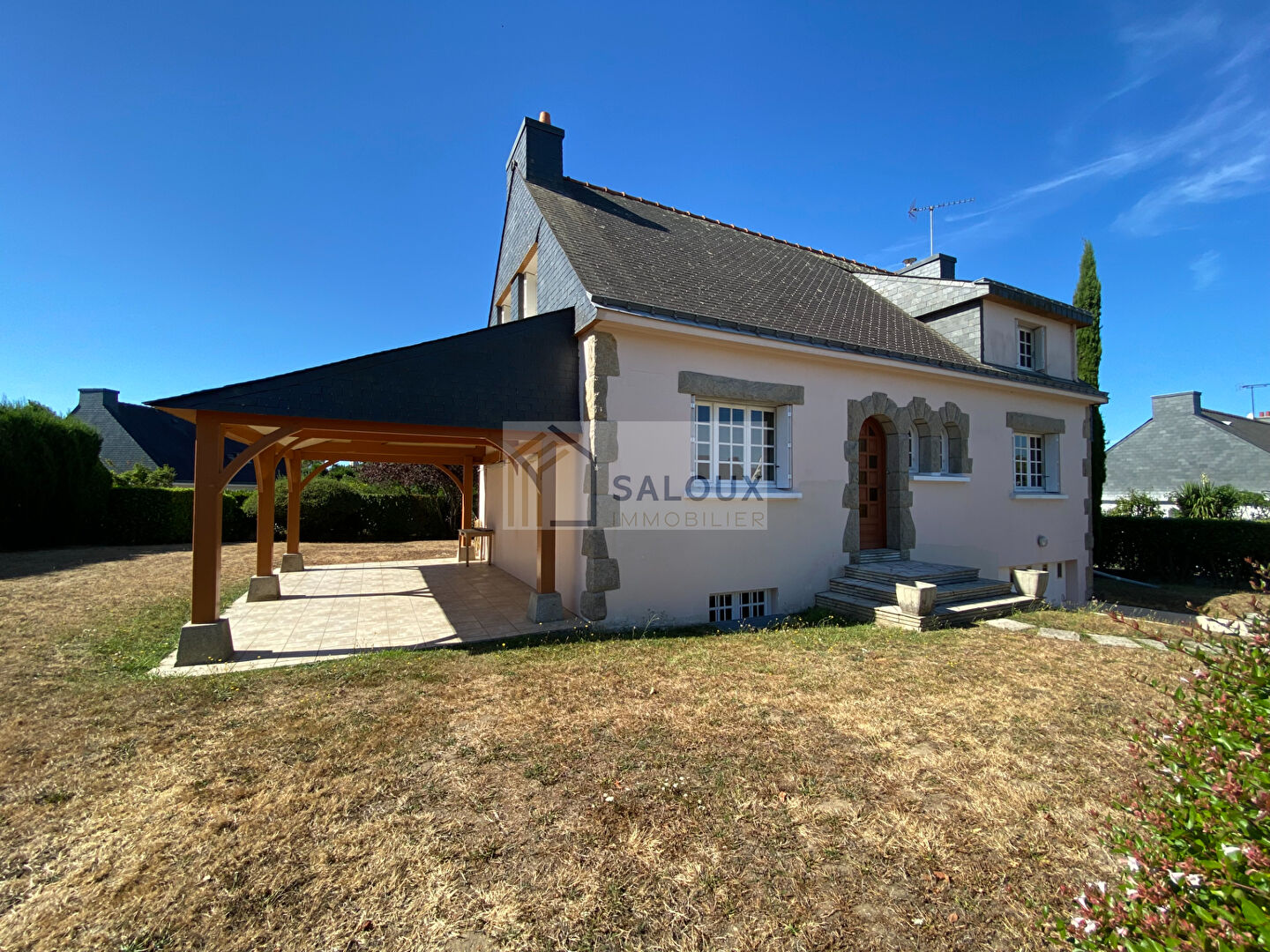 MUZILLAC - Maison T6 de 125 m² sur 813m² de terrain. MUZILLAC - Maison T6 de 125 m² sur 813m² de terrain.