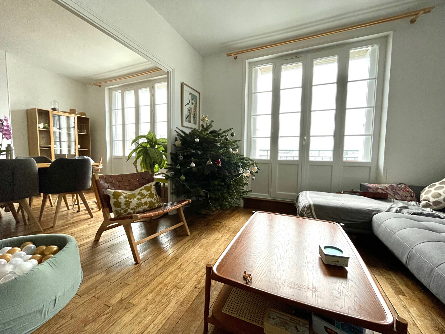 T5 - RUE AIGUILLON - TRIANGLE D'OR - 93 m² environ T5 - RUE AIGUILLON - TRIANGLE D'OR - 93 m² environ