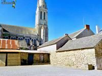 Batiments en pierres à restaurer sur terrain constructible de 513 m² au coeur du bourg de FEREL Batiments en pierres à restaurer sur terrain constructible de 513 m² au coeur du bourg de FEREL