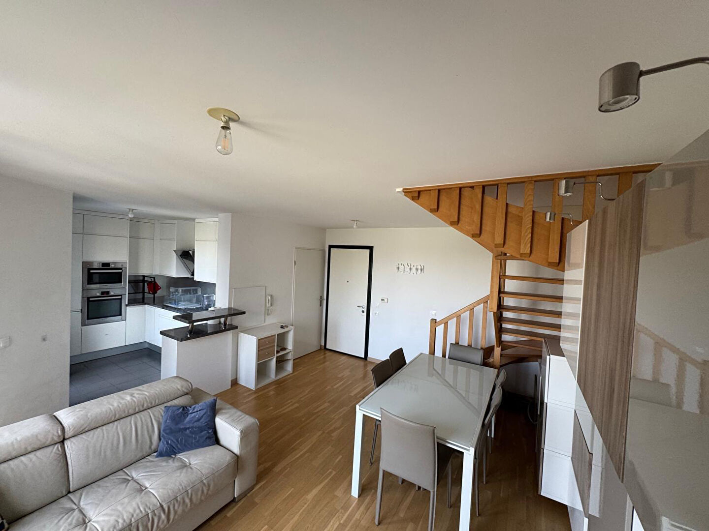 Photo NANTERRE / CHEMIN DE L'ILE /DUPLEX, 3 (PIECES) -MEUBLE 72 M2/ TERRASSE /PARKING image 3/6