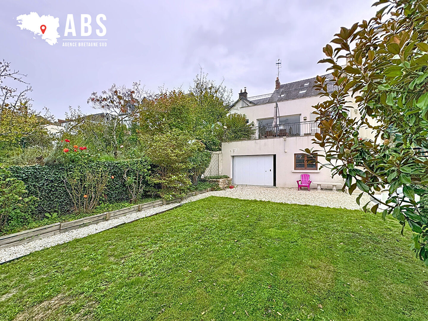 LA ROCHE BERNARD, MAISON DE VILLE AVEC BEAU JARDIN ET GARAGE EN SOUS-SOL - BRETAGNE SUD - 15 MIN DES PLAGES