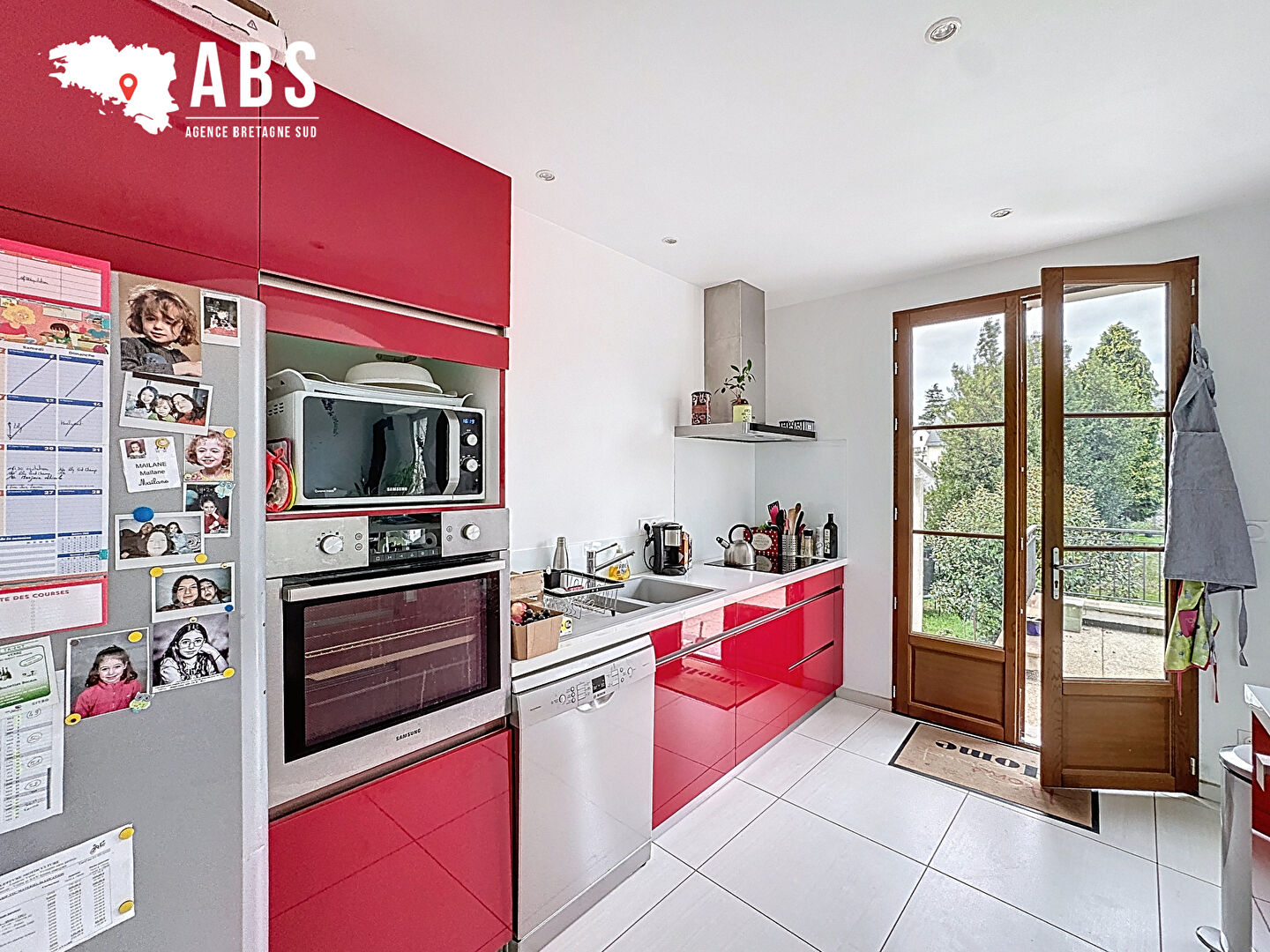 
LA ROCHE BERNARD, MAISON DE VILLE AVEC BEAU JARDIN ET GARAGE EN SOUS-SOL - BRETAGNE SUD - 15 MIN DES PLAGES
