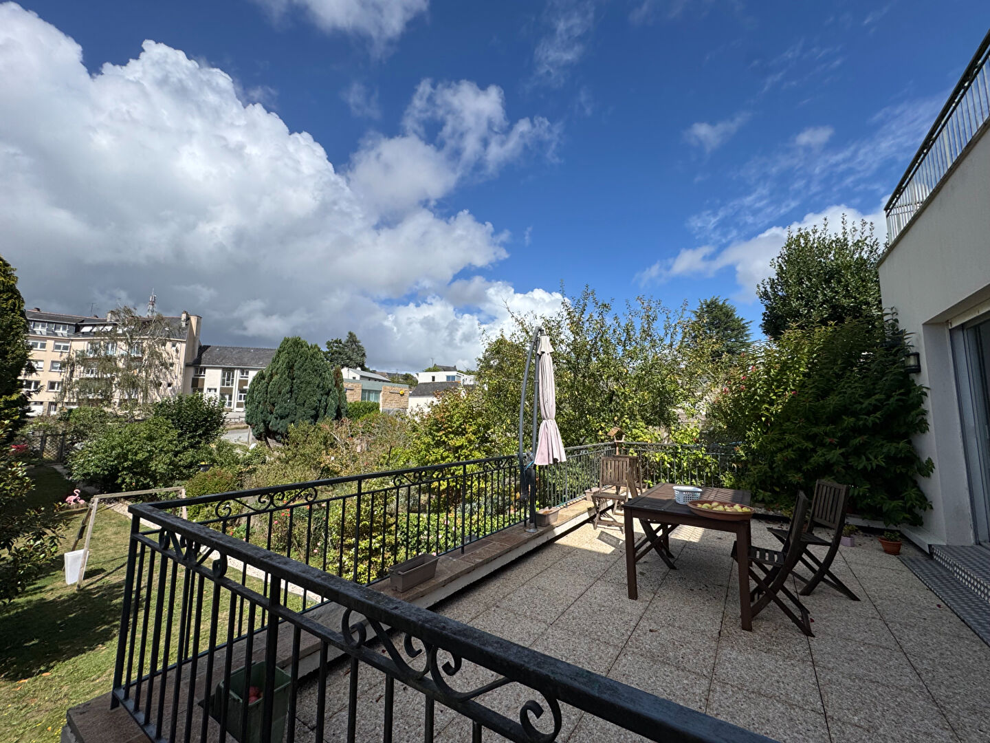 
LA ROCHE BERNARD, MAISON DE VILLE AVEC BEAU JARDIN ET GARAGE EN SOUS-SOL - BRETAGNE SUD - 15 MIN DES PLAGES
