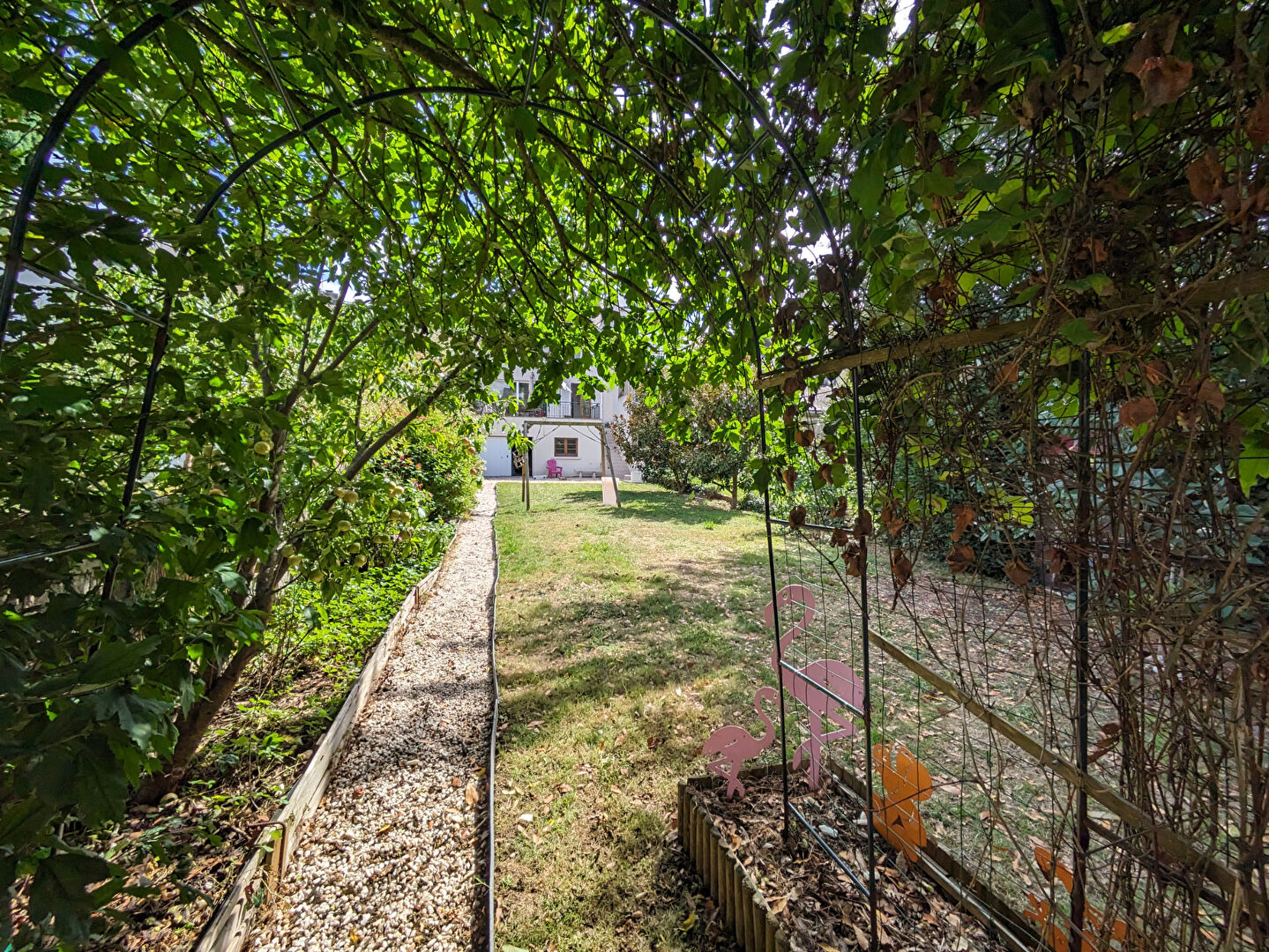 
LA ROCHE BERNARD, MAISON DE VILLE AVEC BEAU JARDIN ET GARAGE EN SOUS-SOL - BRETAGNE SUD - 15 MIN DES PLAGES
