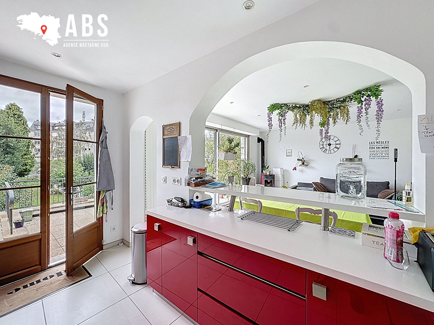 LA ROCHE BERNARD, MAISON DE VILLE AVEC BEAU JARDIN ET GARAGE EN SOUS-SOL - BRETAGNE SUD - 15 MIN DES PLAGES