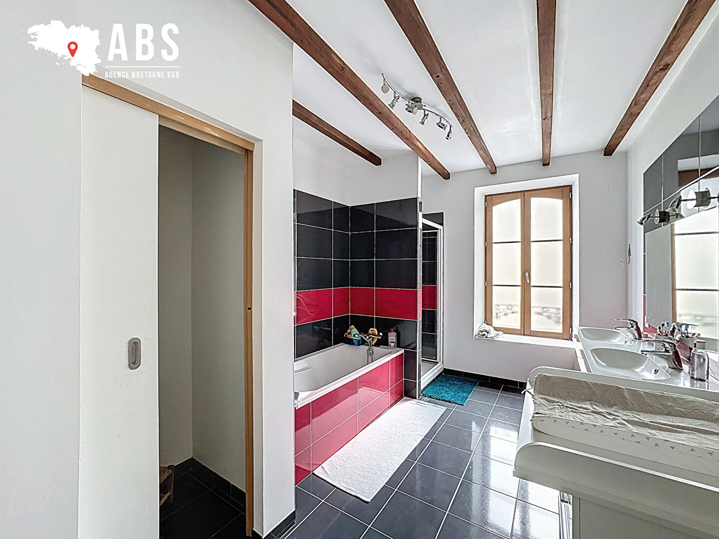 
LA ROCHE BERNARD, MAISON DE VILLE AVEC BEAU JARDIN ET GARAGE EN SOUS-SOL - BRETAGNE SUD - 15 MIN DES PLAGES
