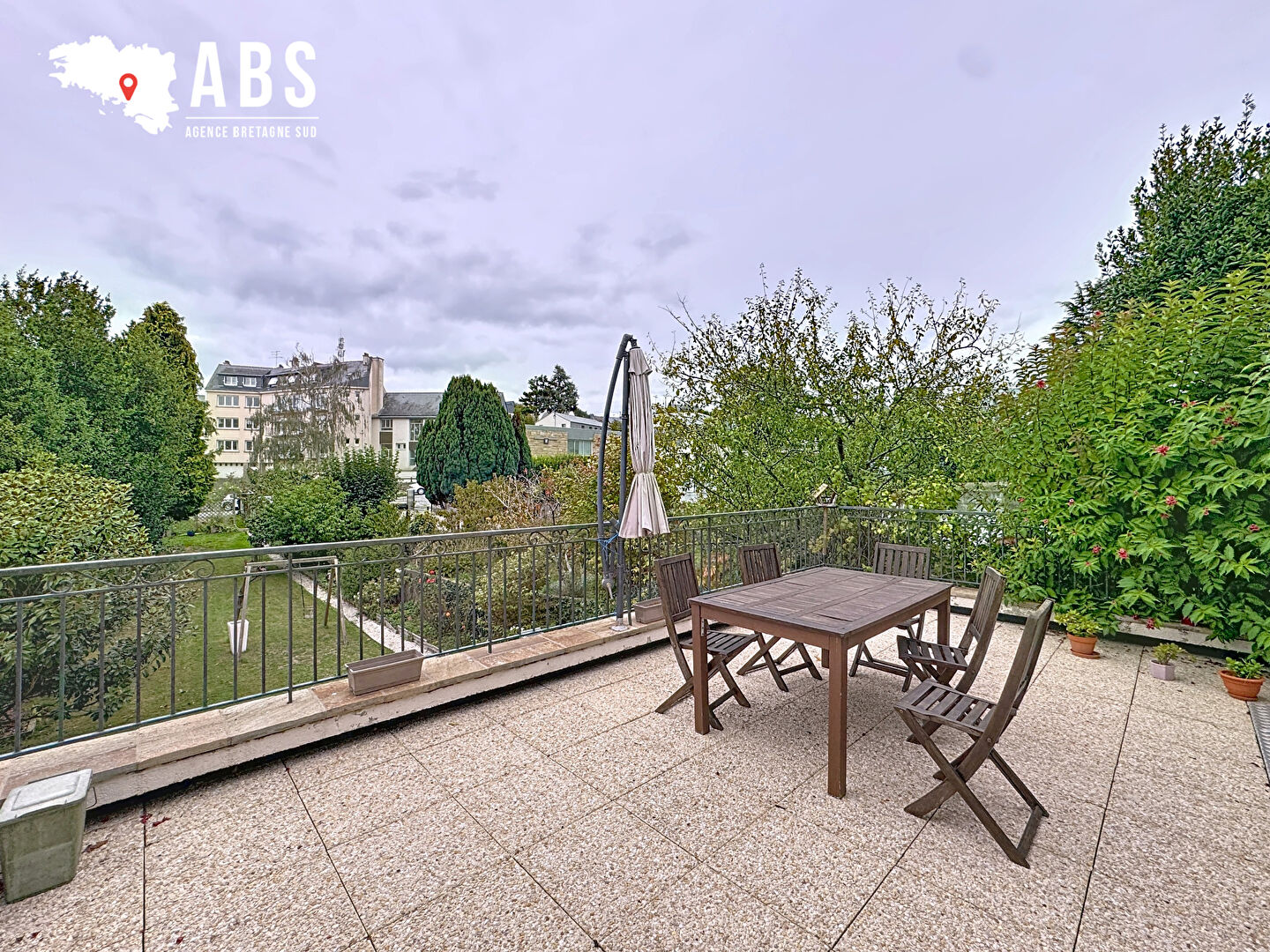
LA ROCHE BERNARD, MAISON DE VILLE AVEC BEAU JARDIN ET GARAGE EN SOUS-SOL - BRETAGNE SUD - 15 MIN DES PLAGES

