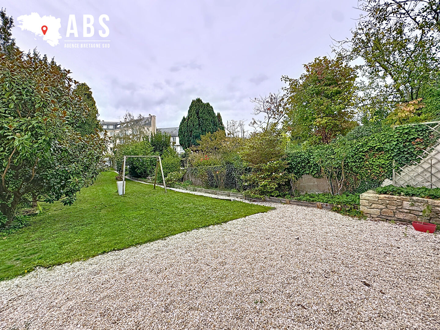 
LA ROCHE BERNARD, MAISON DE VILLE AVEC BEAU JARDIN ET GARAGE EN SOUS-SOL - BRETAGNE SUD - 15 MIN DES PLAGES
