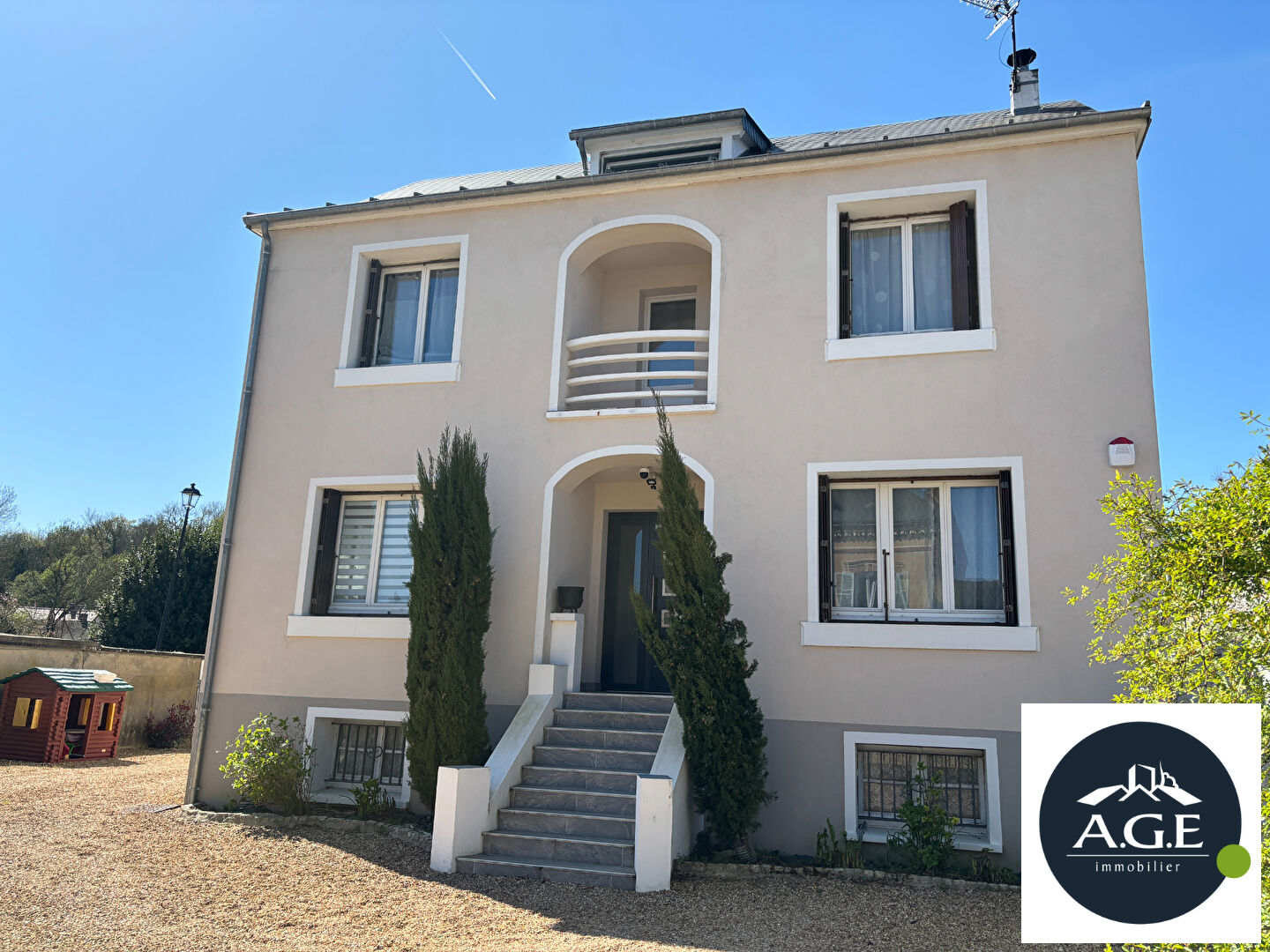 Photo Spacieuse Maison Familiale de 145 m² avec Dépendance et 3 Garages ! image 2/6