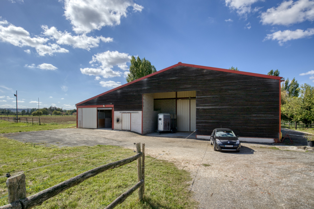 Découvrez et acheter le bien : Terrain agricole avec hangar à vendre à