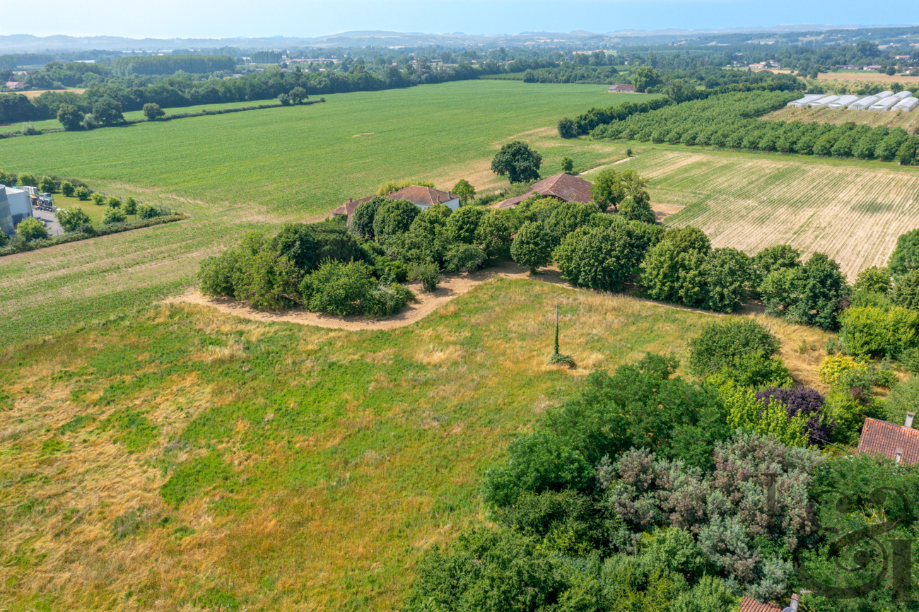 Terrain constructible en zone d'activité commerciale