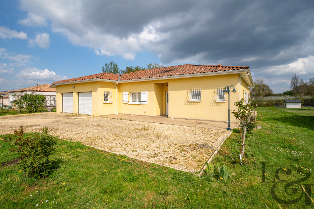 A vendre maison de plain-pied à Saint-Etienne-de-Fougères secteur calme.