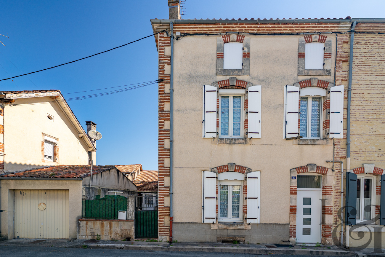 Maison de ville avec cour à Sainte-Livrade-sur-Lot ( Lot-et-Garonne, 47)
