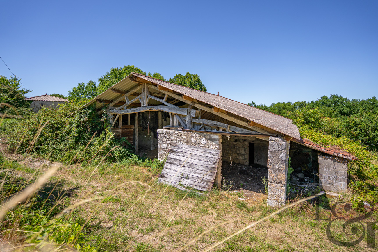 Grange et 2 dépendances à rénover
