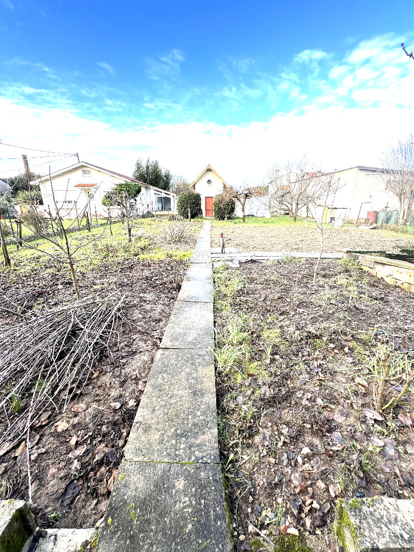 Terrain à Sainte-Livrade-sur-Lot de 450 m² environ.