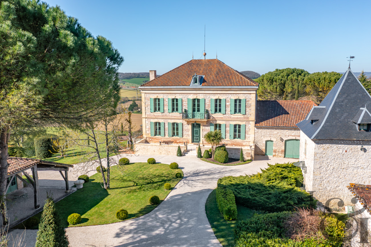Ensemble immobilier en pierre à Sainte-Livrade-sur-Lot ( Lot-et-Garonne, 47)