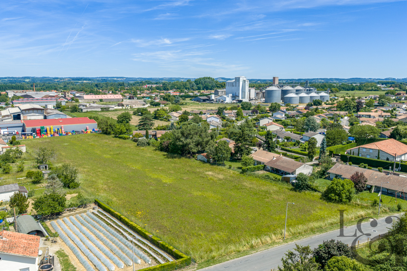 Terrain constructible à Sainte Livrade-sur-Lot 9 771 m²