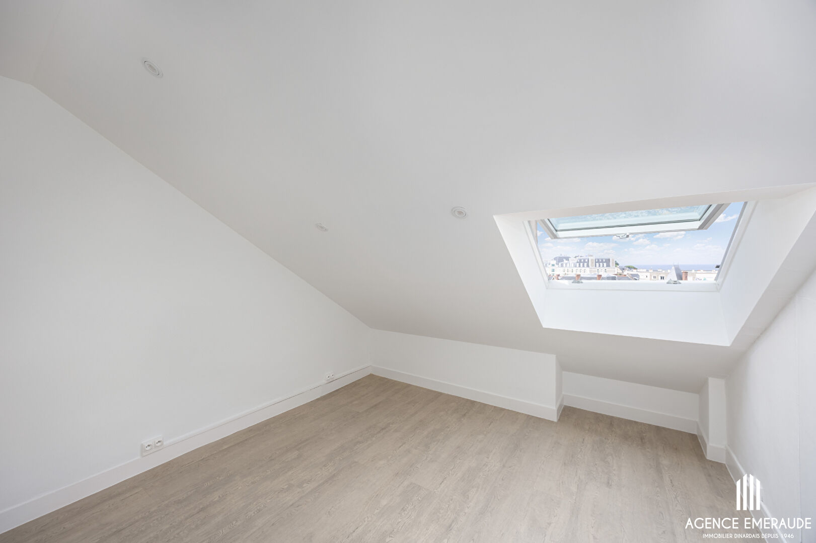 Photo Appartement DINARD hyper centre 2 pièces 31.50 m² dernier étage, parfait état, aperçu mer image 3/4