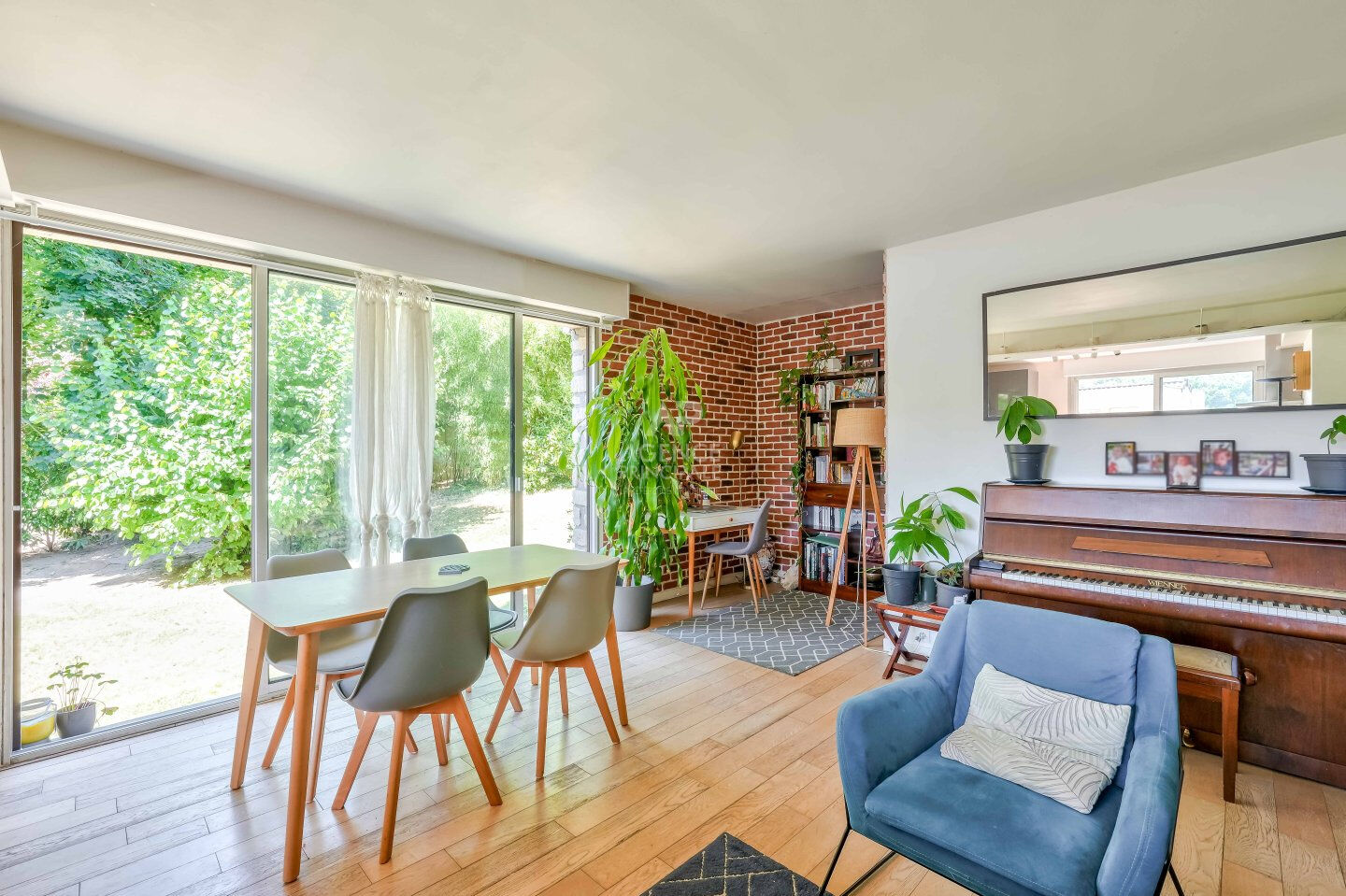 SEVRES, limite Chaville - Appartement  de 4 pièces sur jardin