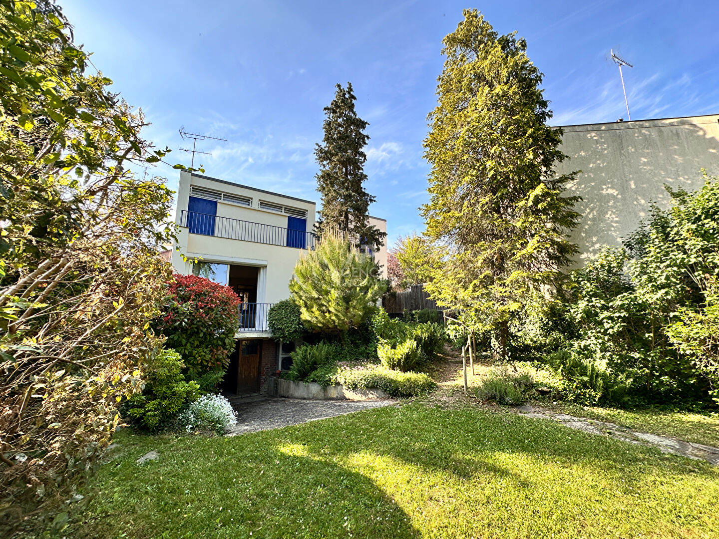 Photo CHAVILLE Viroflay- Proche RER - Maison familiale de 7 pièces + dépendance de 3 pièces (40m²) à rénover image 2/6