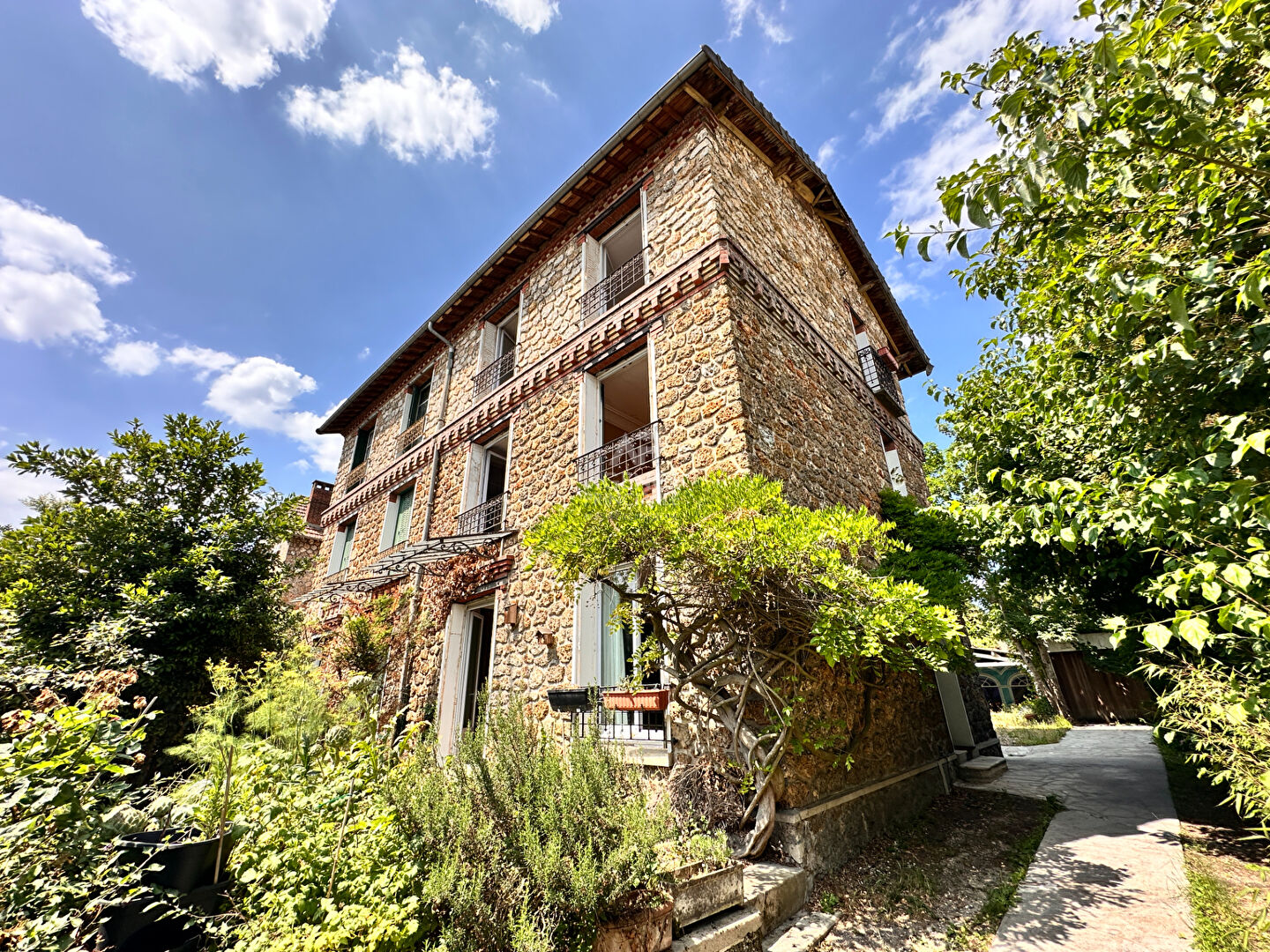 Chaville - Gare RD - Maison en meulière de 7 pièces.