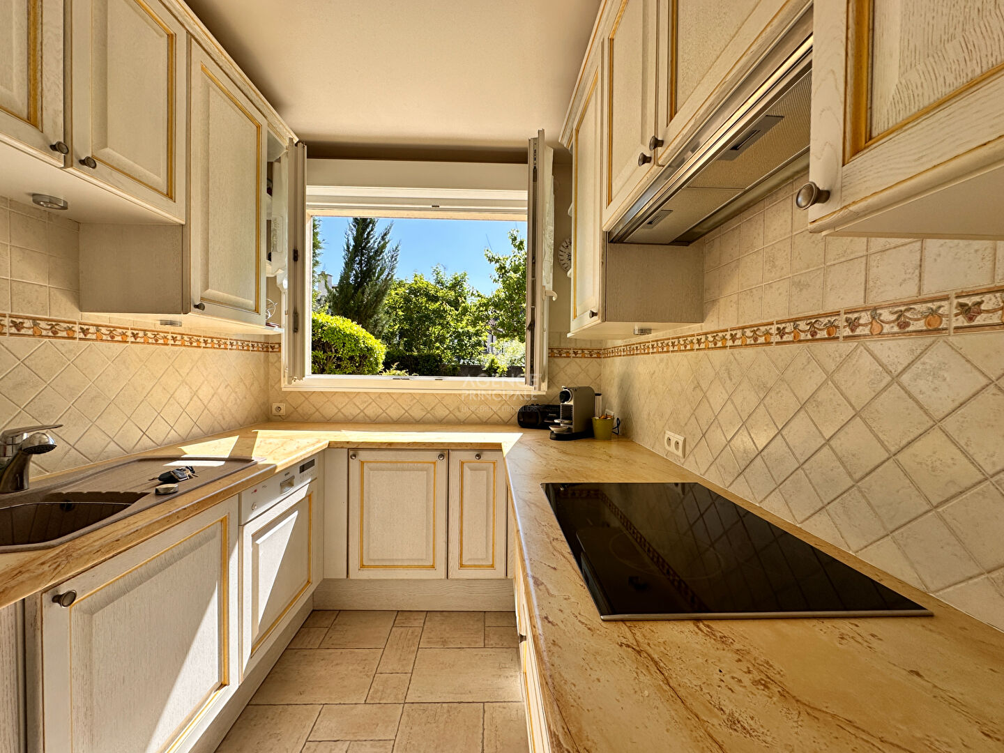 Photo Sèvres - CENTRE-VILLE - Appartement de 3-4 pièces sur la verdure image 3/6