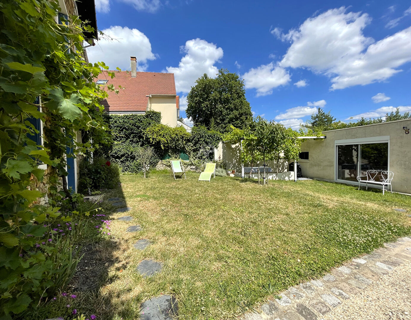 CHAVILLE, Rive Droite * limite Sèvres - Maison  familiale avec possibilité appartement indépendant.
