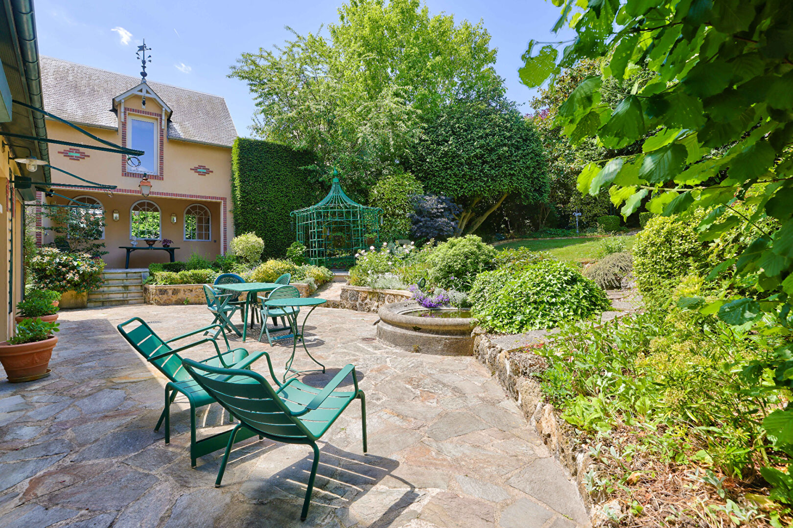 DEMEURE DE PRESTIGE AVEC DÉPENDANCE.