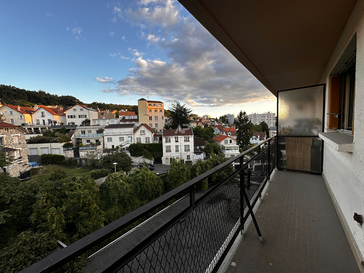 Photo Chaville - Dernier étage pour ce 4 pièces traversant avec balcon image 2/5