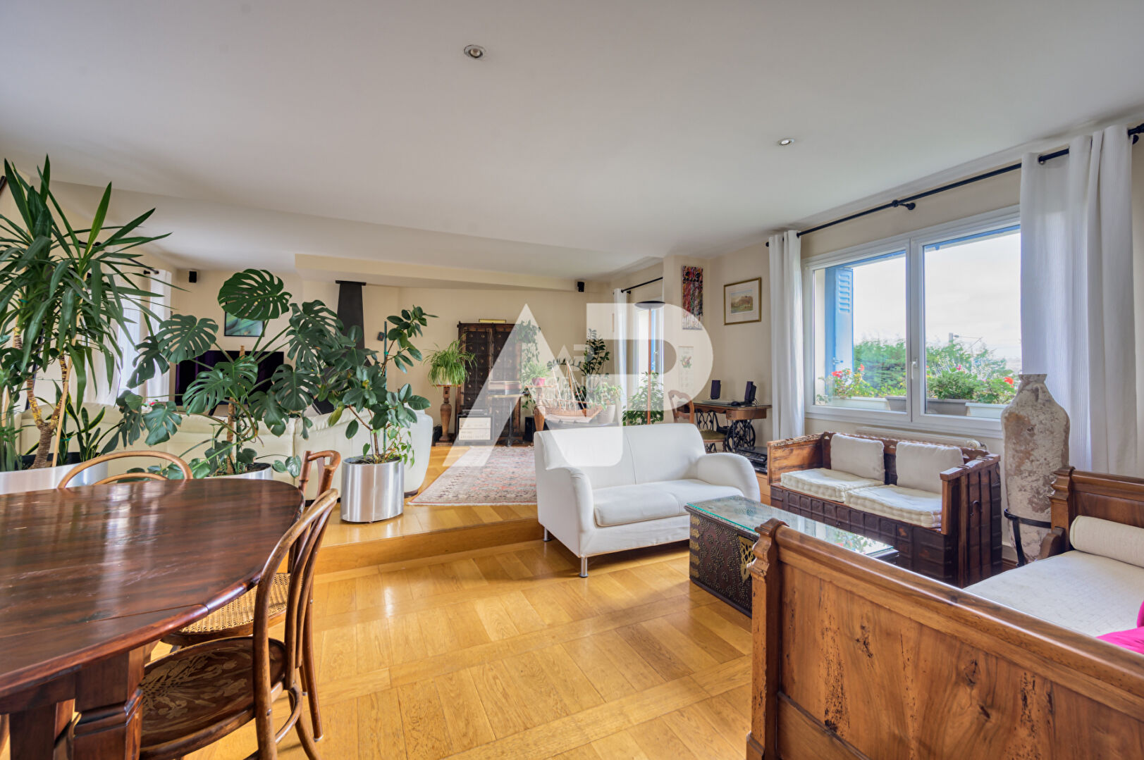 CHAVILLE, Rive Droite * limite Sèvres- Maison  familiale avec possibilité appartement indépendant.