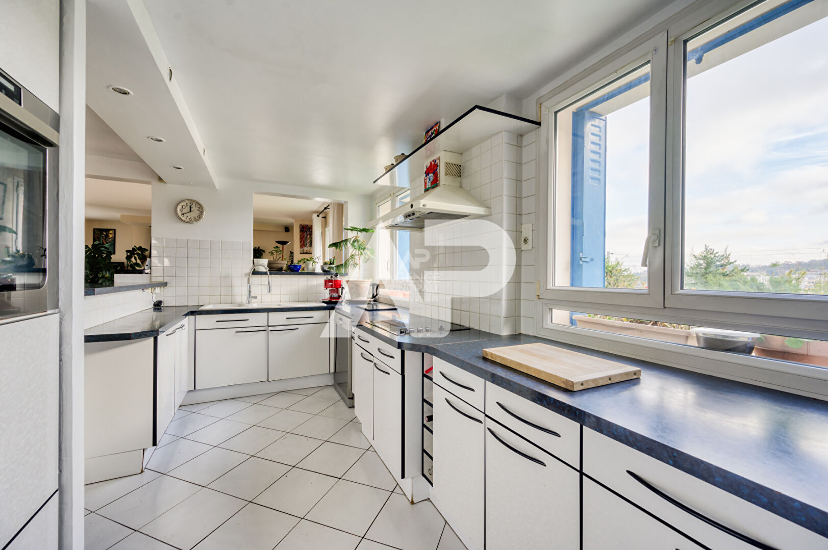 Photo CHAVILLE, Rive Droite * limite Sèvres- Maison  familiale avec possibilité appartement indépendant. image 2/6