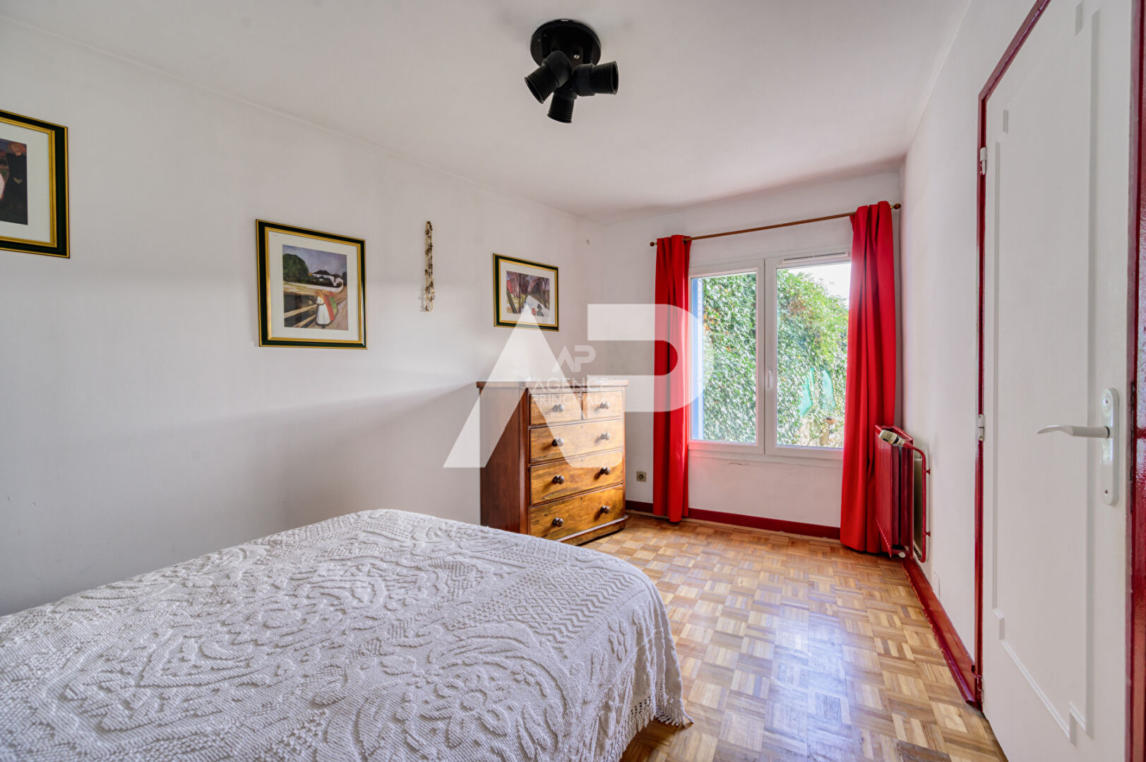 Photo CHAVILLE, Rive Droite * limite Sèvres- Maison  familiale avec possibilité appartement indépendant. image 5/6