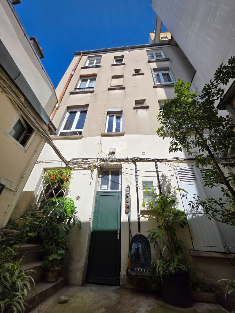 Photo PARIS 18ÈME - RUE BERTHE - COEUR DE MONTMARTRE image 4/4
