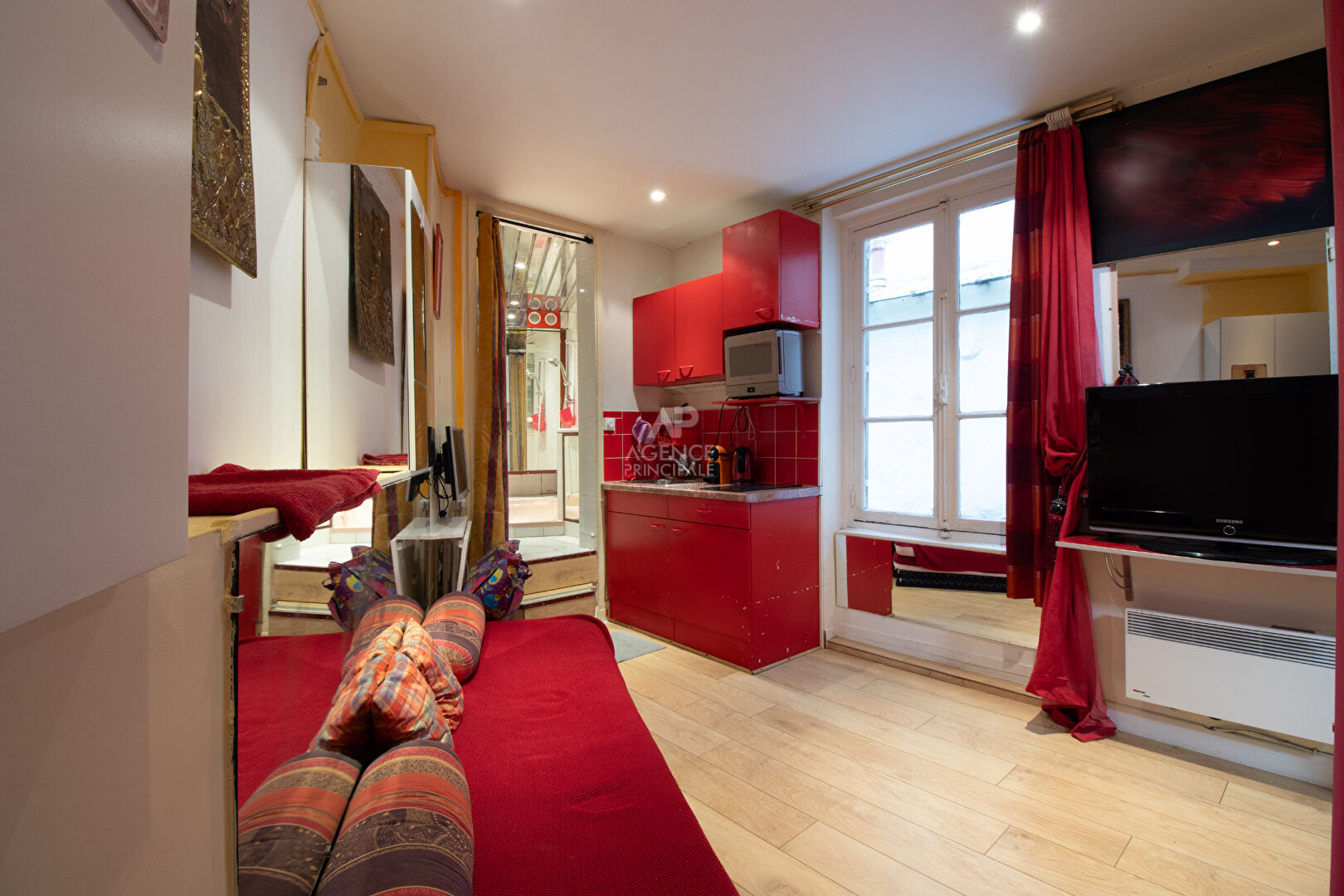 PARIS 18EME  - ABBESSES / APPARTEMENT 24 m² AU COEUR DE MONTMARTRE