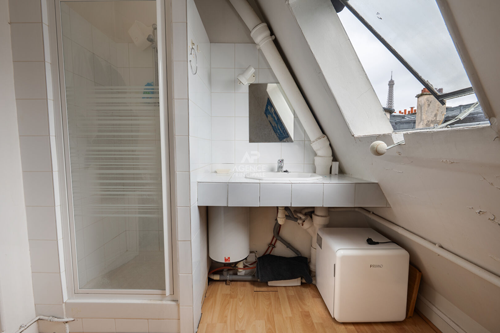 PARIS 16ÈME - CHAMBRE DE SERVICE ENSOLEILLÉE VUE TOUR EIFFEL