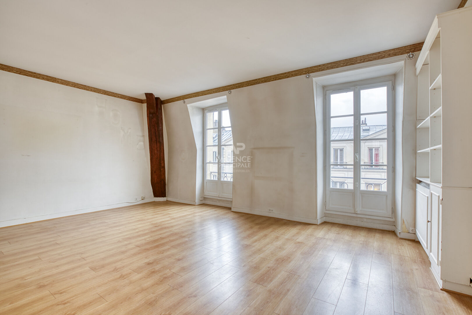 Photo Versailles Notre-Dame rue Hoche Appartement duplex 5 pièces 4 chambres  122.80 m² au sol (109 m² carrez) situé au 3ème  et dernier étage avec cave et place de parking en option image 2/6