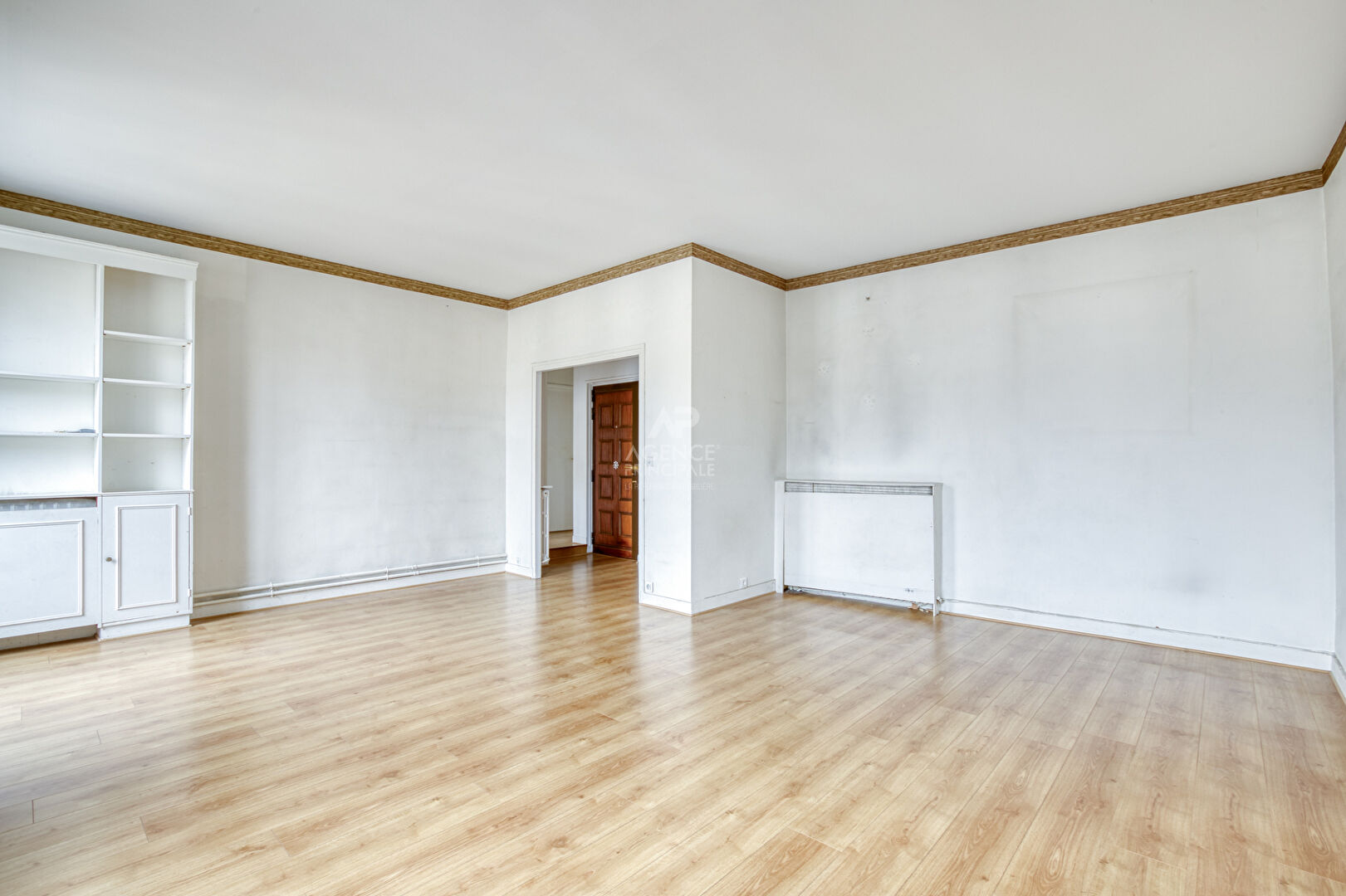 Photo Versailles Notre-Dame rue Hoche Appartement duplex 5 pièces 4 chambres  122.80 m² au sol (109 m² carrez) situé au 3ème  et dernier étage avec cave et place de parking en option image 3/6