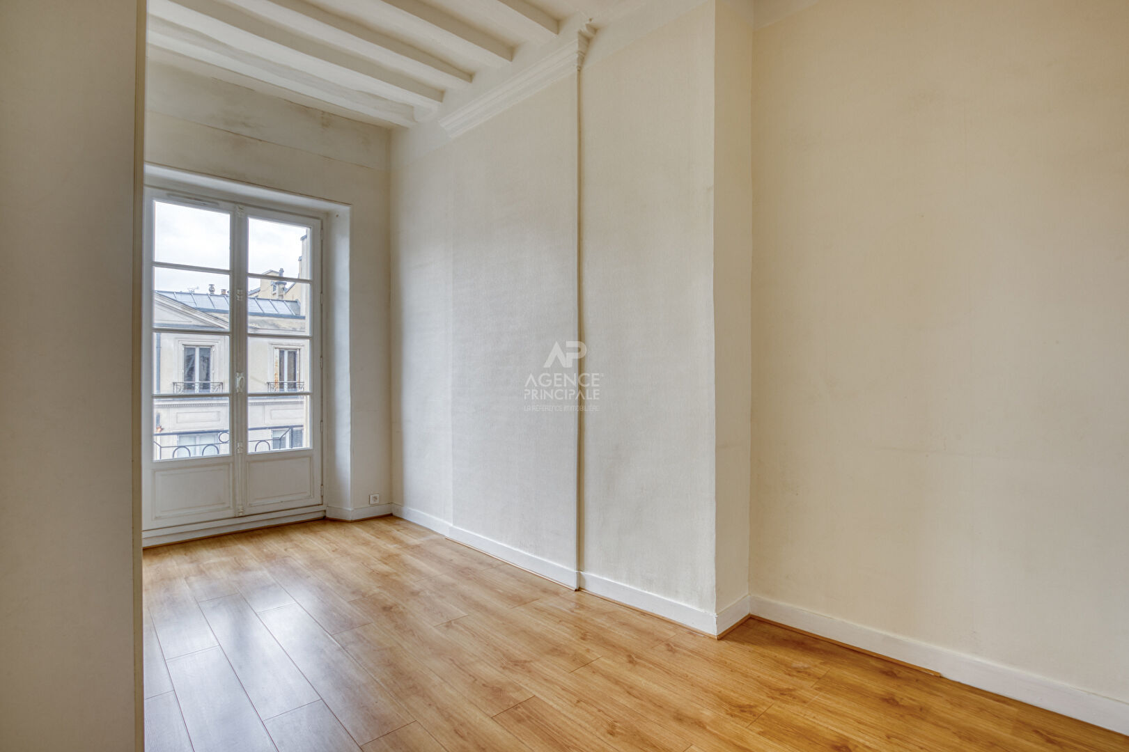 Photo Versailles Notre-Dame rue Hoche Appartement duplex 5 pièces 4 chambres  122.80 m² au sol (109 m² carrez) situé au 3ème  et dernier étage avec cave et place de parking en option image 5/6