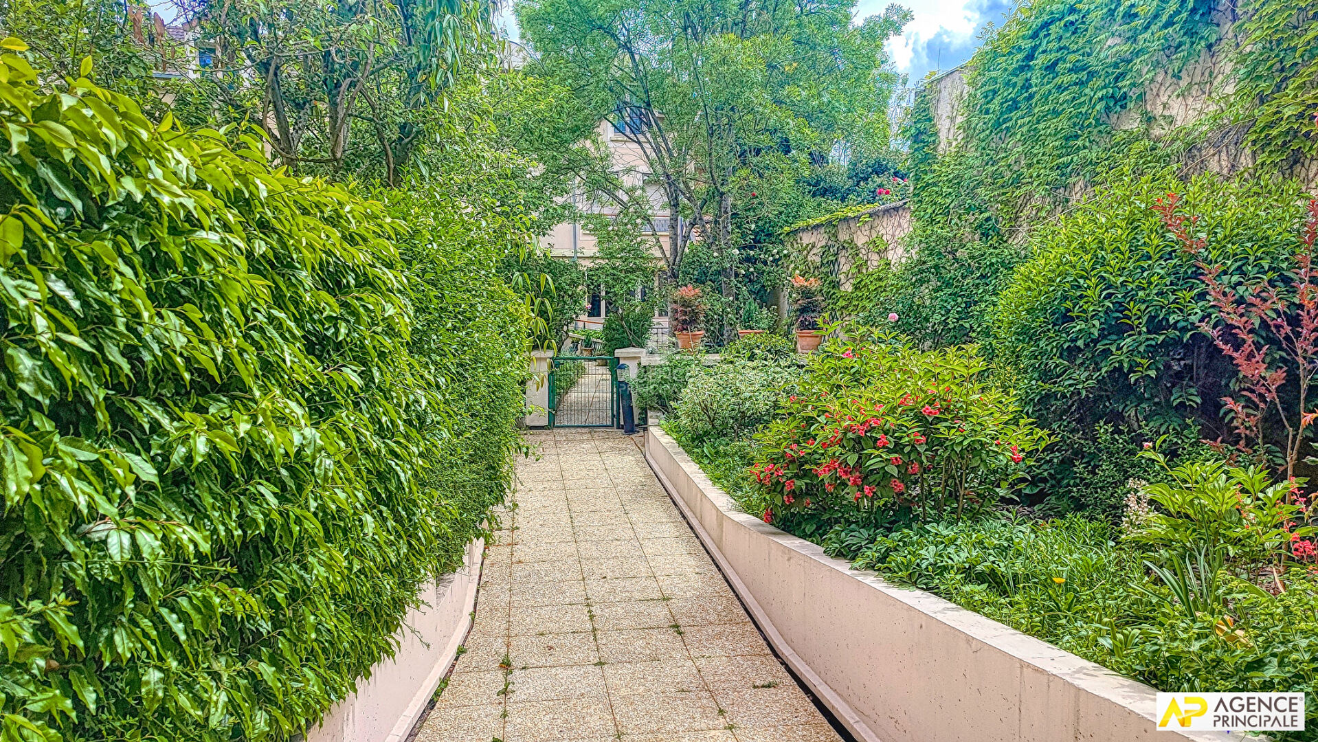 Photo Versailles Montreuil appartement 4 pièces 100 m² carrez situé au 2eme étage avec ascenseur, terrasse plein sud, cave et parkings image 1/6