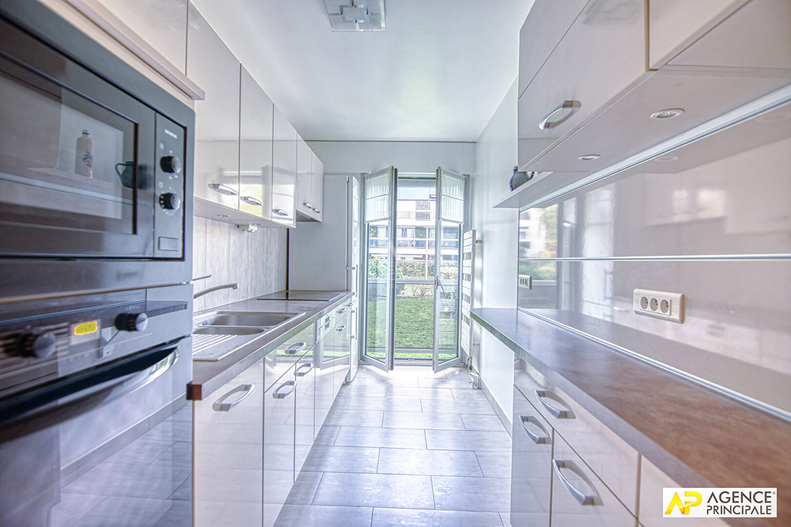 Photo Versailles Glatigny - Appartement 4 pièces 98 m² 1er étage avec ascenseur, balcon, cave et box image 3/6