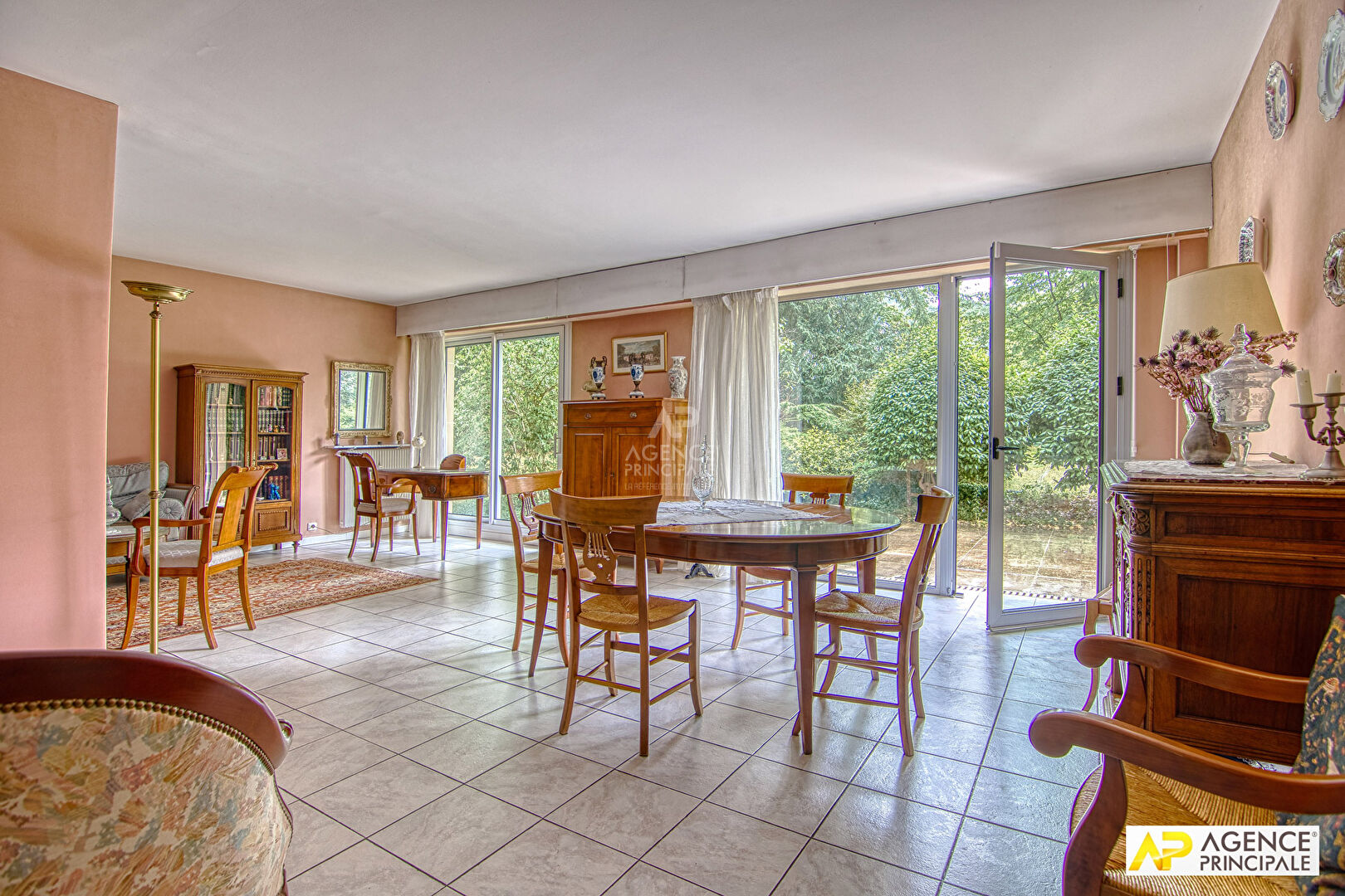 Photo Versailles Clagny Appartement 5 pièces 113 m² rez-de-jardin avec ascenseur, cave et parking et box en sous-sol image 1/6