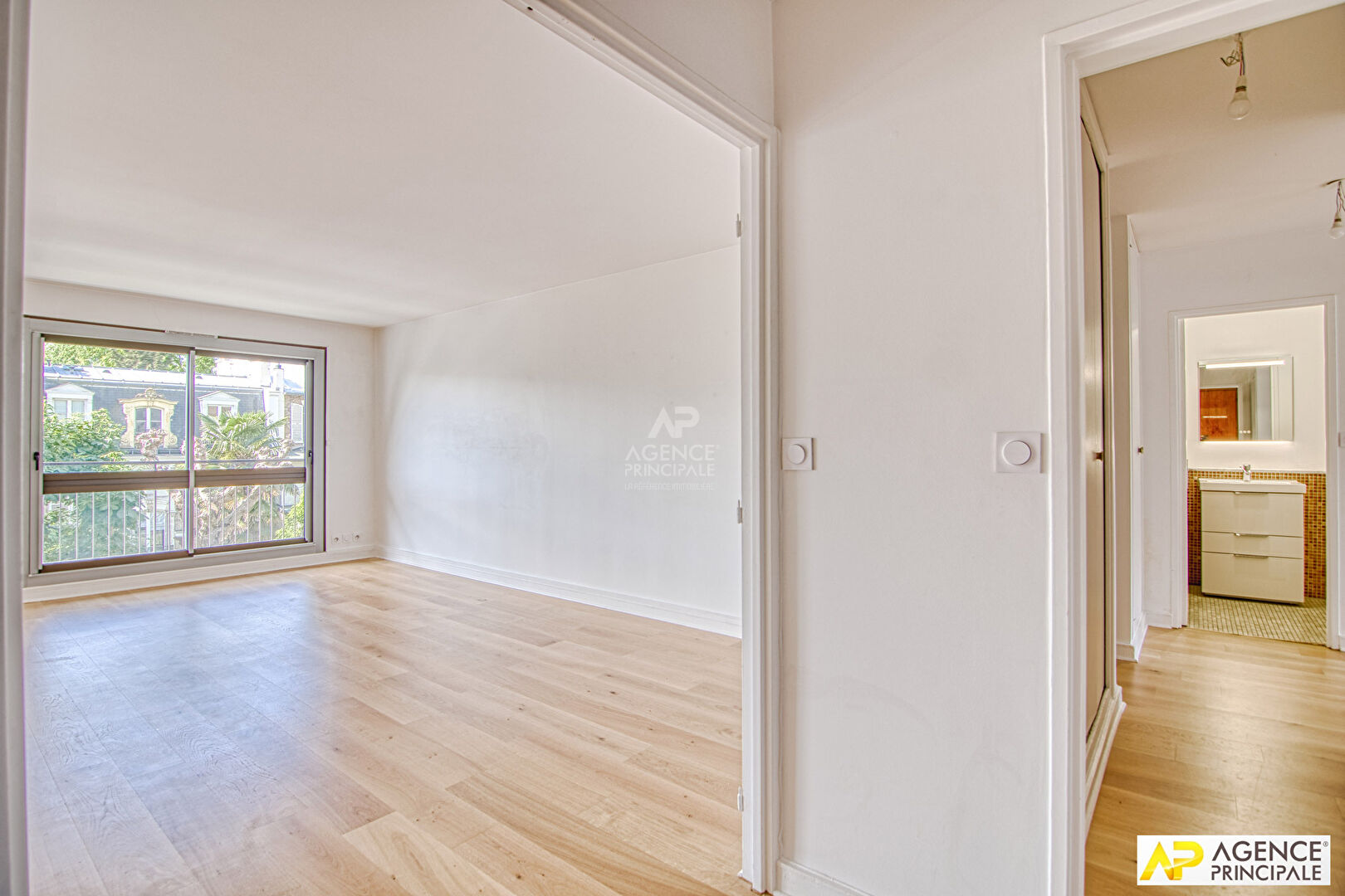 Photo Le Chesnay St-Jean limite Versailles - Appartement 5 pièces 103 m² carrez , 4 chambres avec ascenseur, balcon, cave et place de parking en sous-sol image 5/6