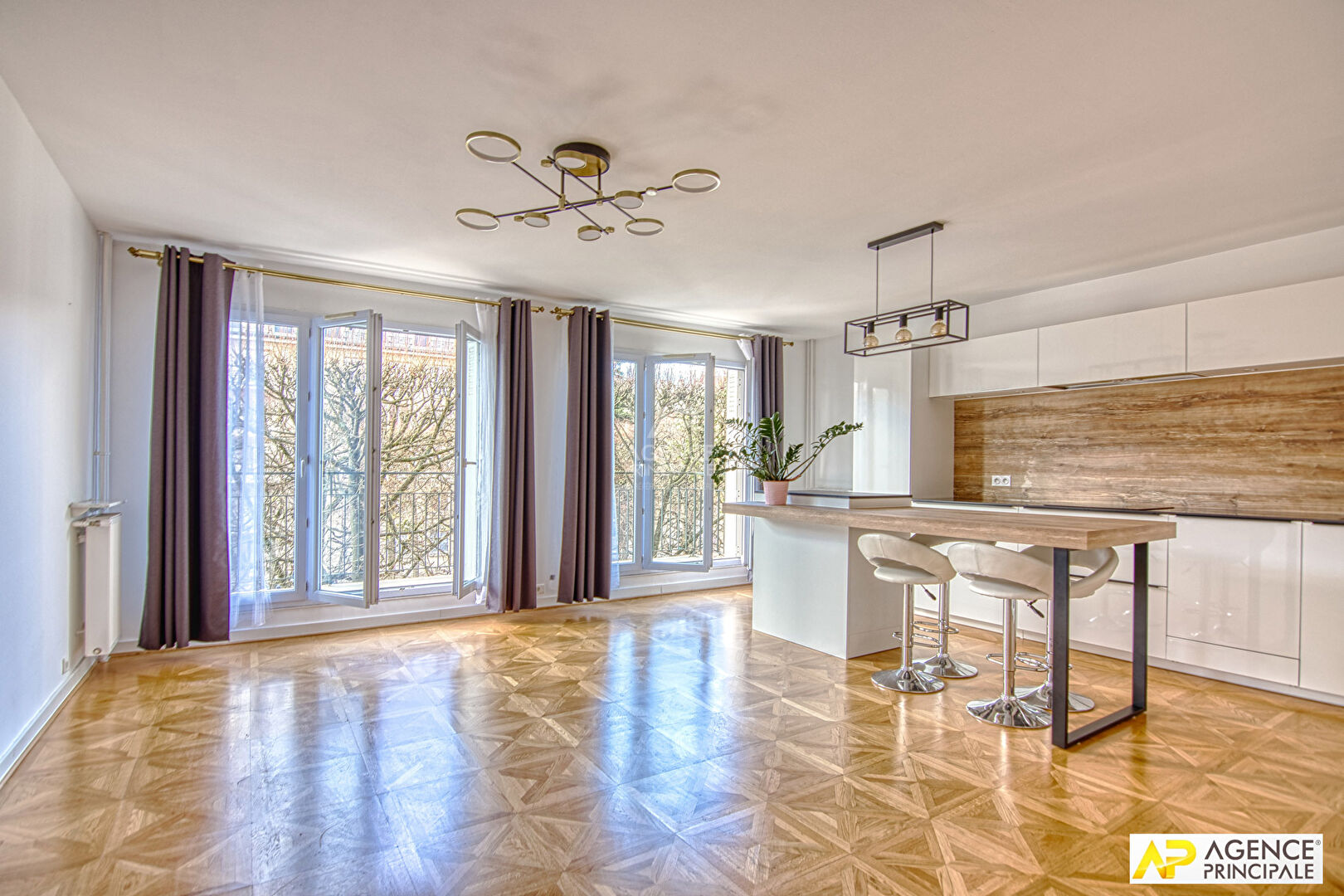 Versailles Notre-Dame Appartement 3pièces 67.18 m² carrez situé au 2eme étage avec ascenseur , balcon, cave et parking