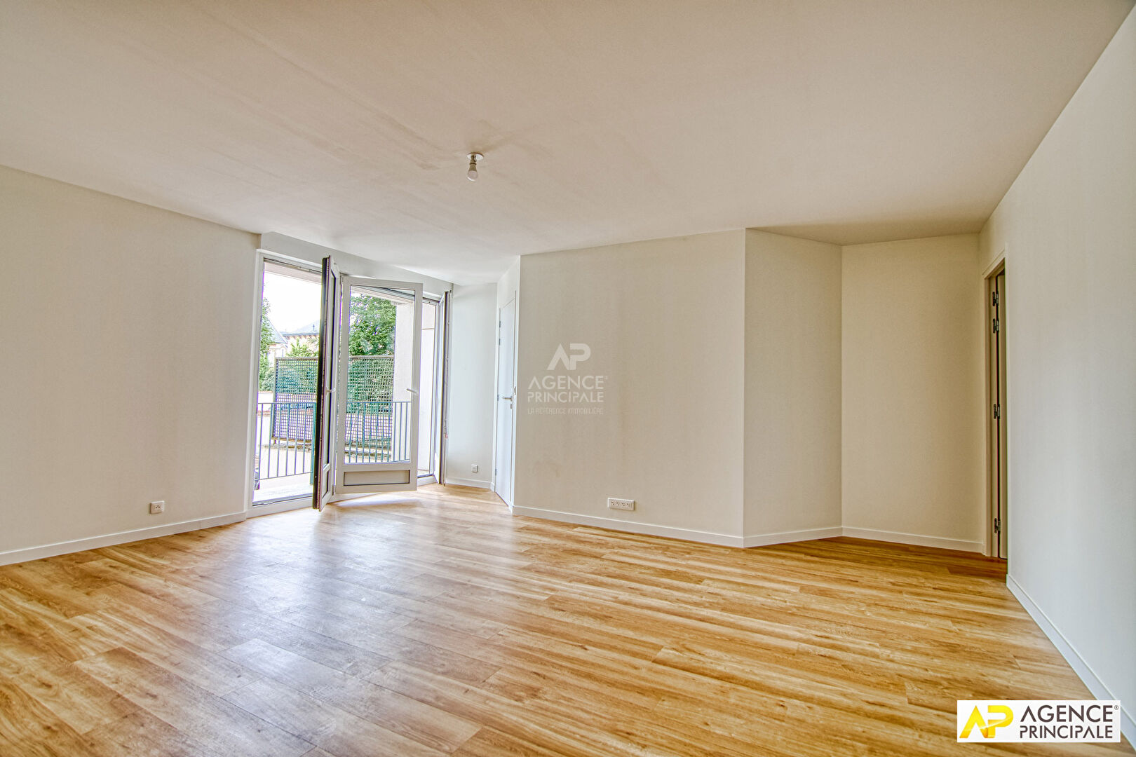 Versailles Rive-Droite appartement 2 pièces 58 m² carrez situé au 1er étage avec ascenseur, cave et parking
