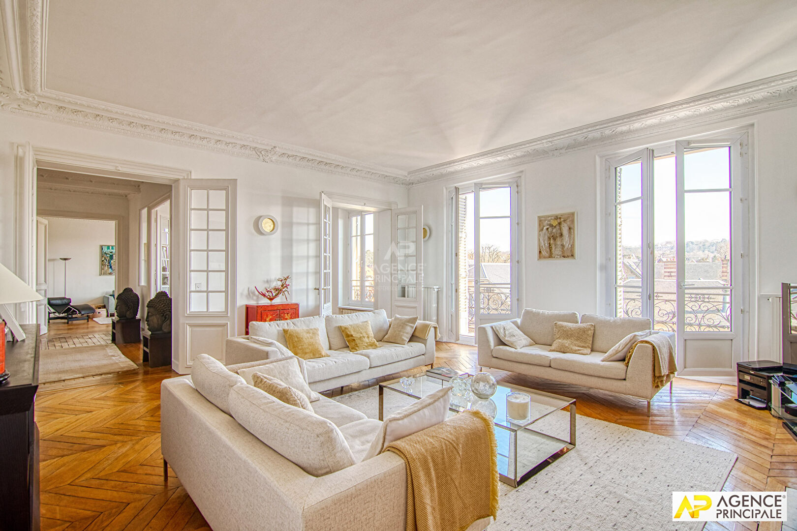 Le Chesnay limite Versailles Rive-Droite Appartement 7 pièces 271 m² carrez situé au 3ème étage d'un immeuble Haussmannien avec ascenseur, cave et jardin partagé